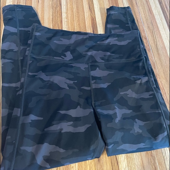 Superb cute Athleta Ultimate Stash Pocket Camo 7/8 Tight size medium - Picture 6 of 12